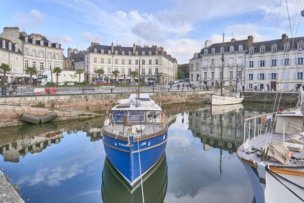 Lumineux Pres Des Remparts Vannes